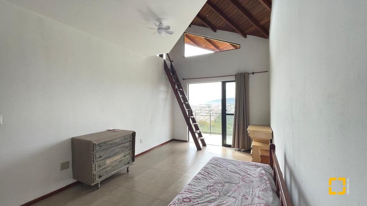 Casa com 458m², 4 quartos, no bairro Vargem do Bom Jesus em Florianópolis
