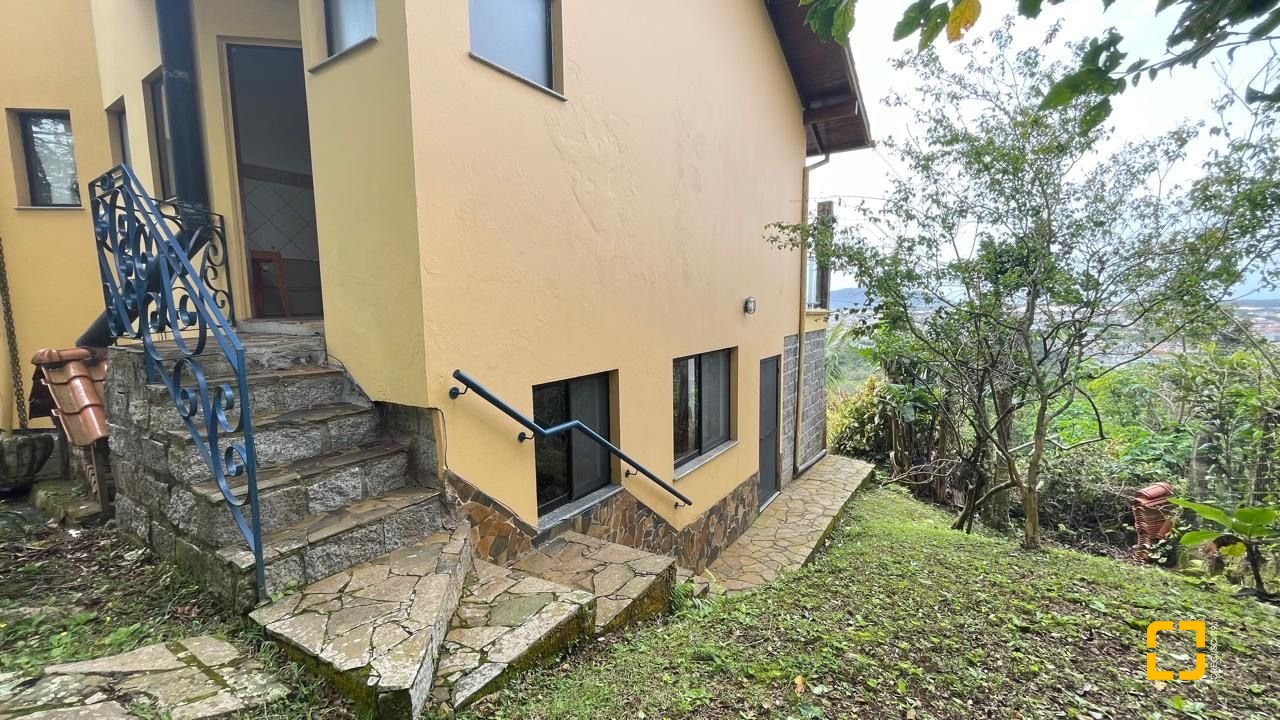 Casa com 458m², 4 quartos, no bairro Vargem do Bom Jesus em Florianópolis