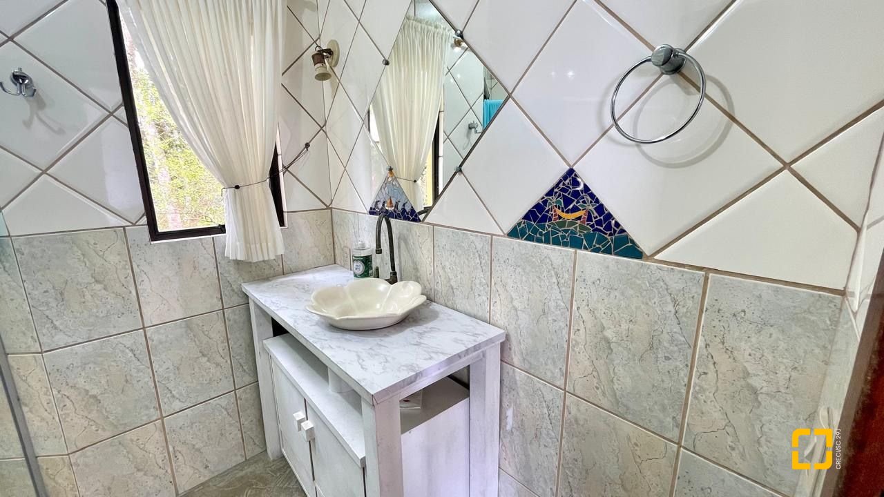 Casa com 458m², 4 quartos, no bairro Vargem do Bom Jesus em Florianópolis