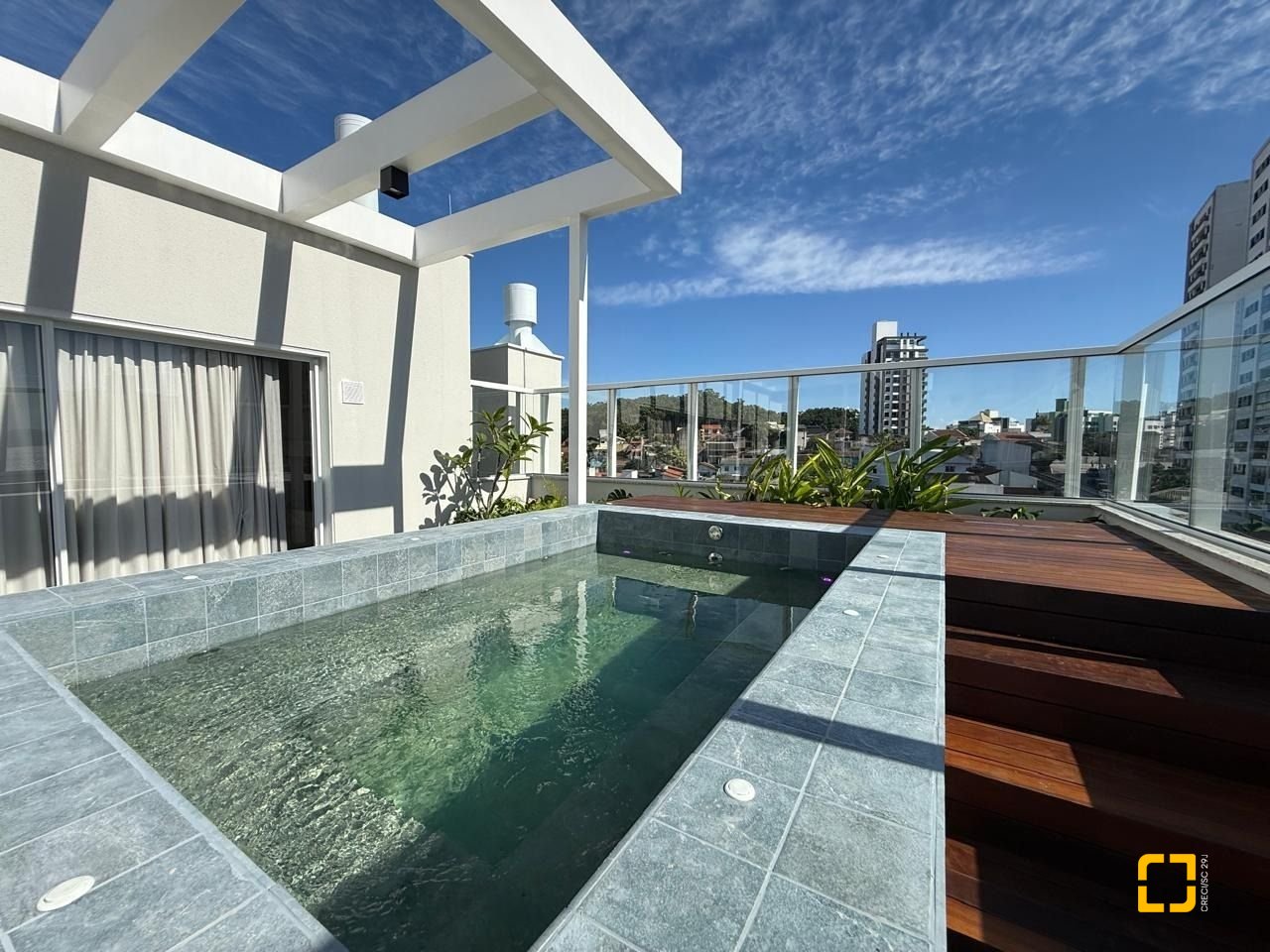 Apartamento com 65m², 3 quartos (sendo 1 suíte), 1 garagem, no bairro Beiramar em Florianópolis