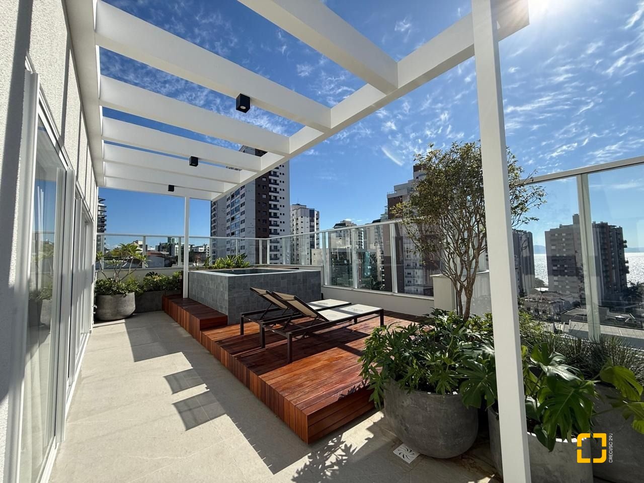Apartamento com 65m², 3 quartos (sendo 1 suíte), 1 garagem, no bairro Beiramar em Florianópolis
