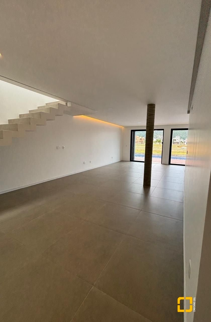 Casa de Condomínio com 216m², 4 quartos (sendo 1 suíte), 2 garagens, no bairro Beira Rio em Biguaçu
