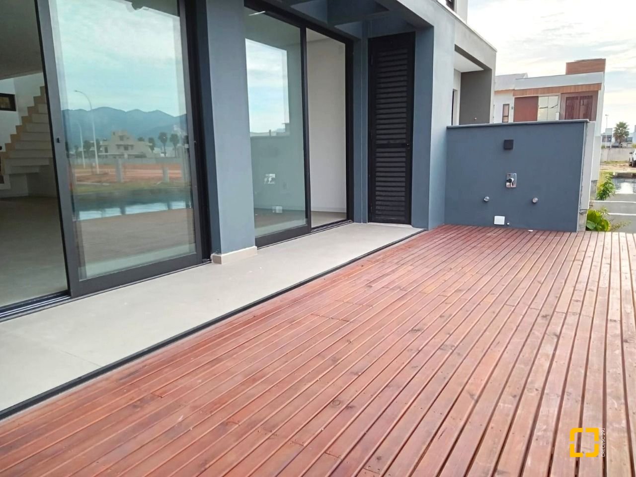 Casa de Condomínio com 216m², 4 quartos (sendo 1 suíte), 2 garagens, no bairro Beira Rio em Biguaçu