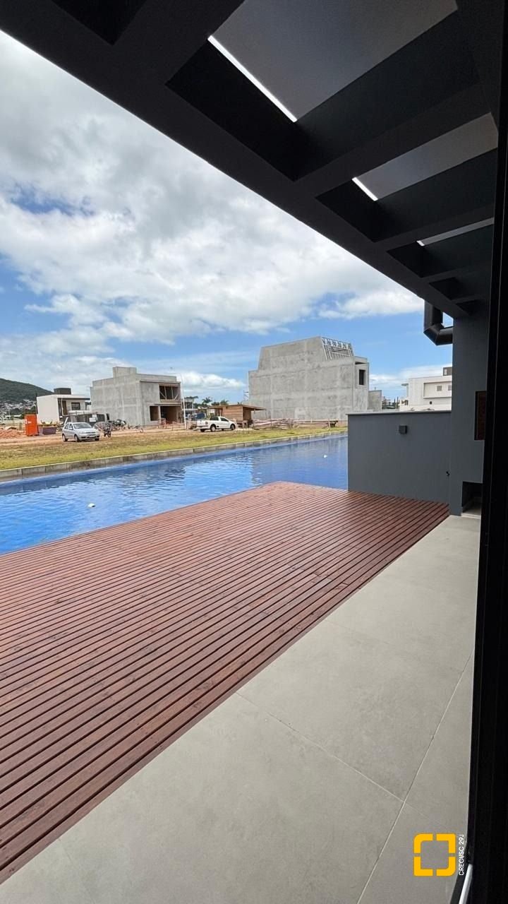 Casa de Condomínio com 216m², 4 quartos (sendo 1 suíte), 2 garagens, no bairro Beira Rio em Biguaçu