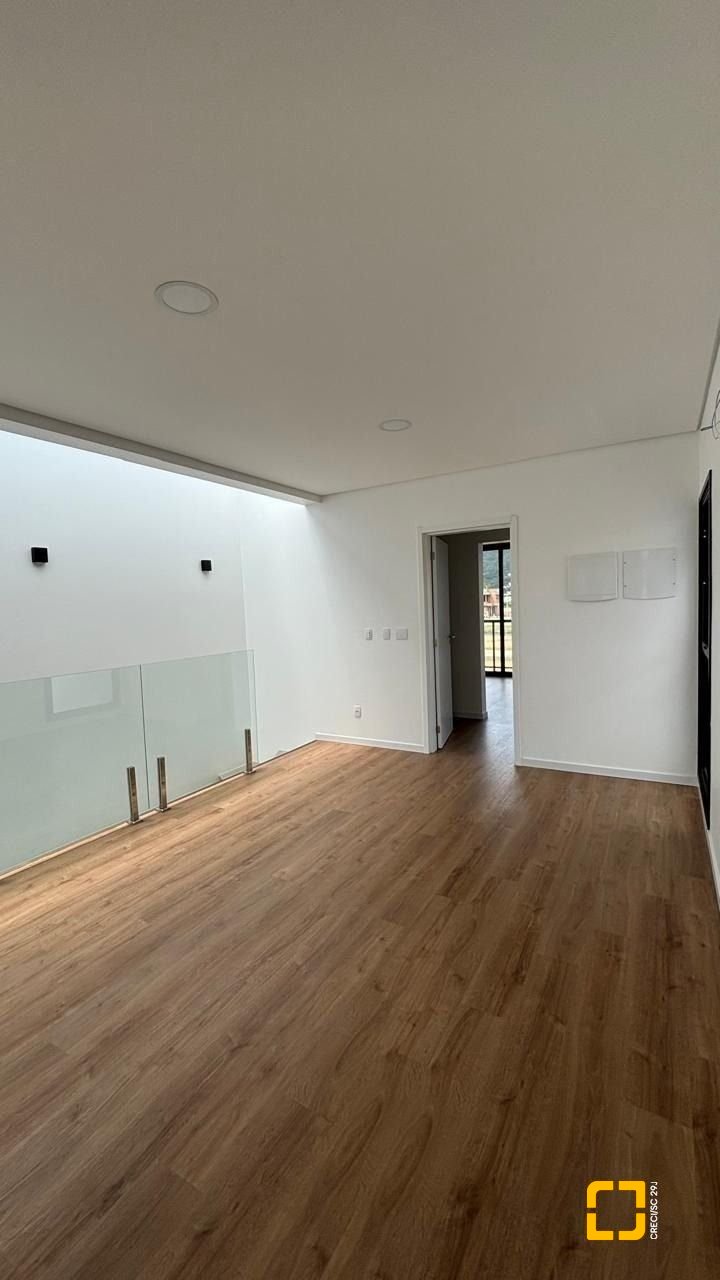 Casa de Condomínio com 216m², 4 quartos (sendo 1 suíte), 2 garagens, no bairro Beira Rio em Biguaçu
