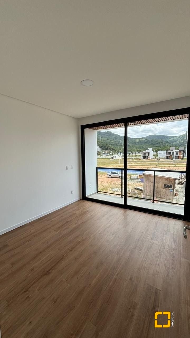 Casa de Condomínio com 216m², 4 quartos (sendo 1 suíte), 2 garagens, no bairro Beira Rio em Biguaçu
