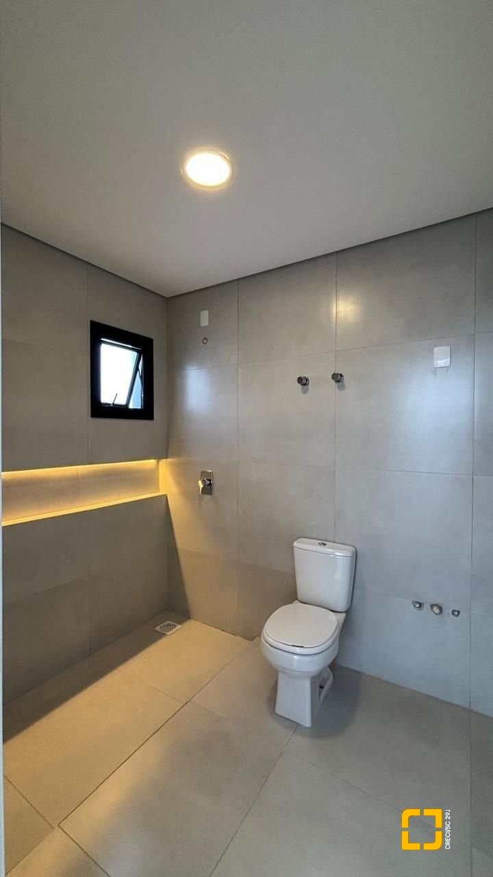 Casa de Condomínio com 216m², 4 quartos (sendo 1 suíte), 2 garagens, no bairro Beira Rio em Biguaçu