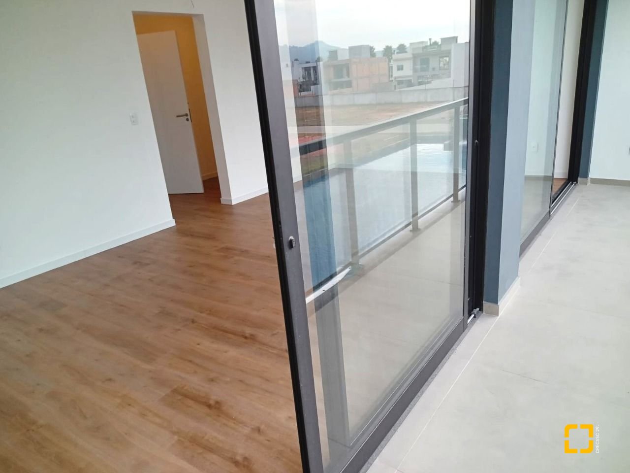 Casa de Condomínio com 216m², 4 quartos (sendo 1 suíte), 2 garagens, no bairro Beira Rio em Biguaçu