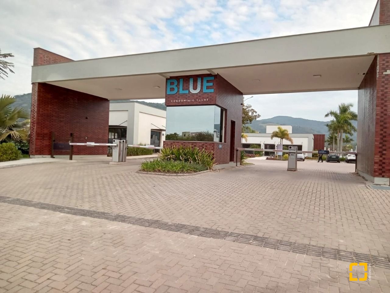 Casa de Condomínio com 216m², 4 quartos (sendo 1 suíte), 2 garagens, no bairro Beira Rio em Biguaçu