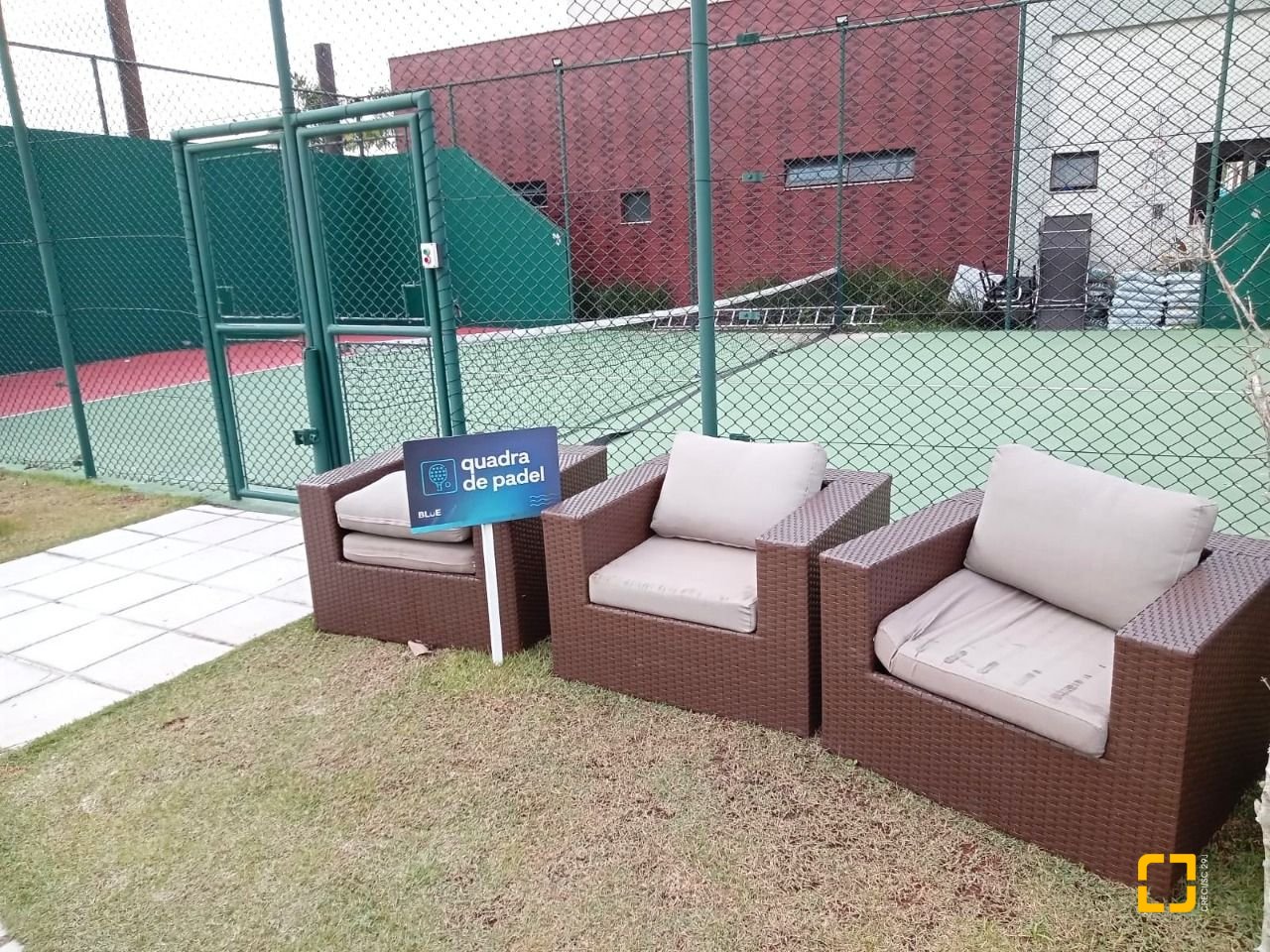 Casa de Condomínio com 216m², 4 quartos (sendo 1 suíte), 2 garagens, no bairro Beira Rio em Biguaçu