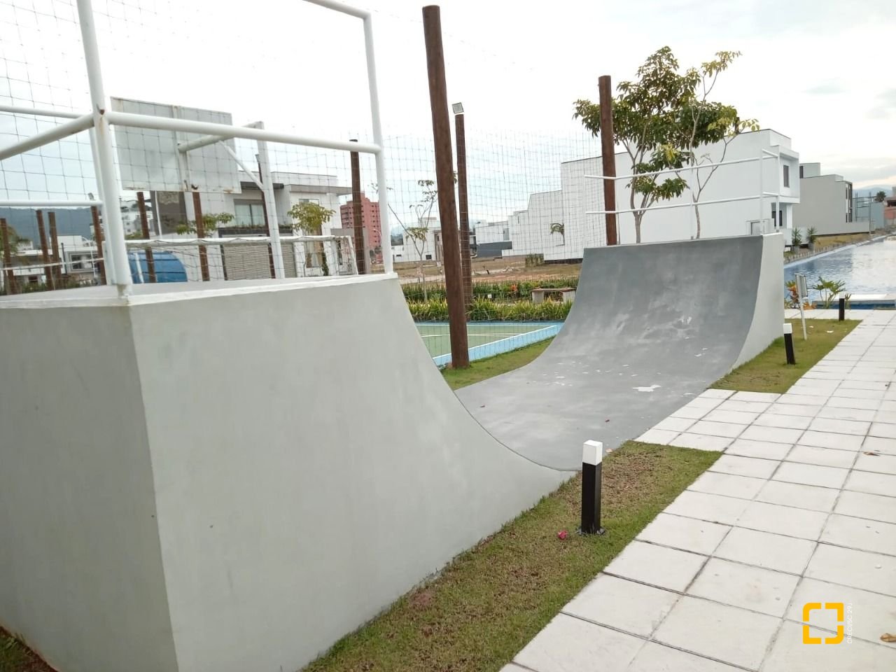 Casa de Condomínio com 216m², 4 quartos (sendo 1 suíte), 2 garagens, no bairro Beira Rio em Biguaçu