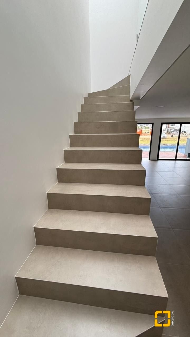 Casa de Condomínio com 216m², 3 quartos (sendo 1 suíte), 2 garagens, no bairro Beira Rio em Biguaçu