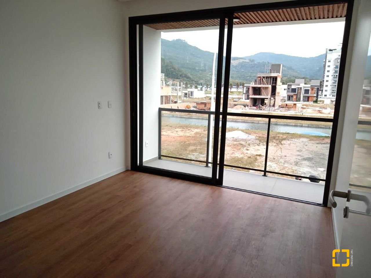 Casa de Condomínio com 216m², 3 quartos (sendo 1 suíte), 2 garagens, no bairro Beira Rio em Biguaçu
