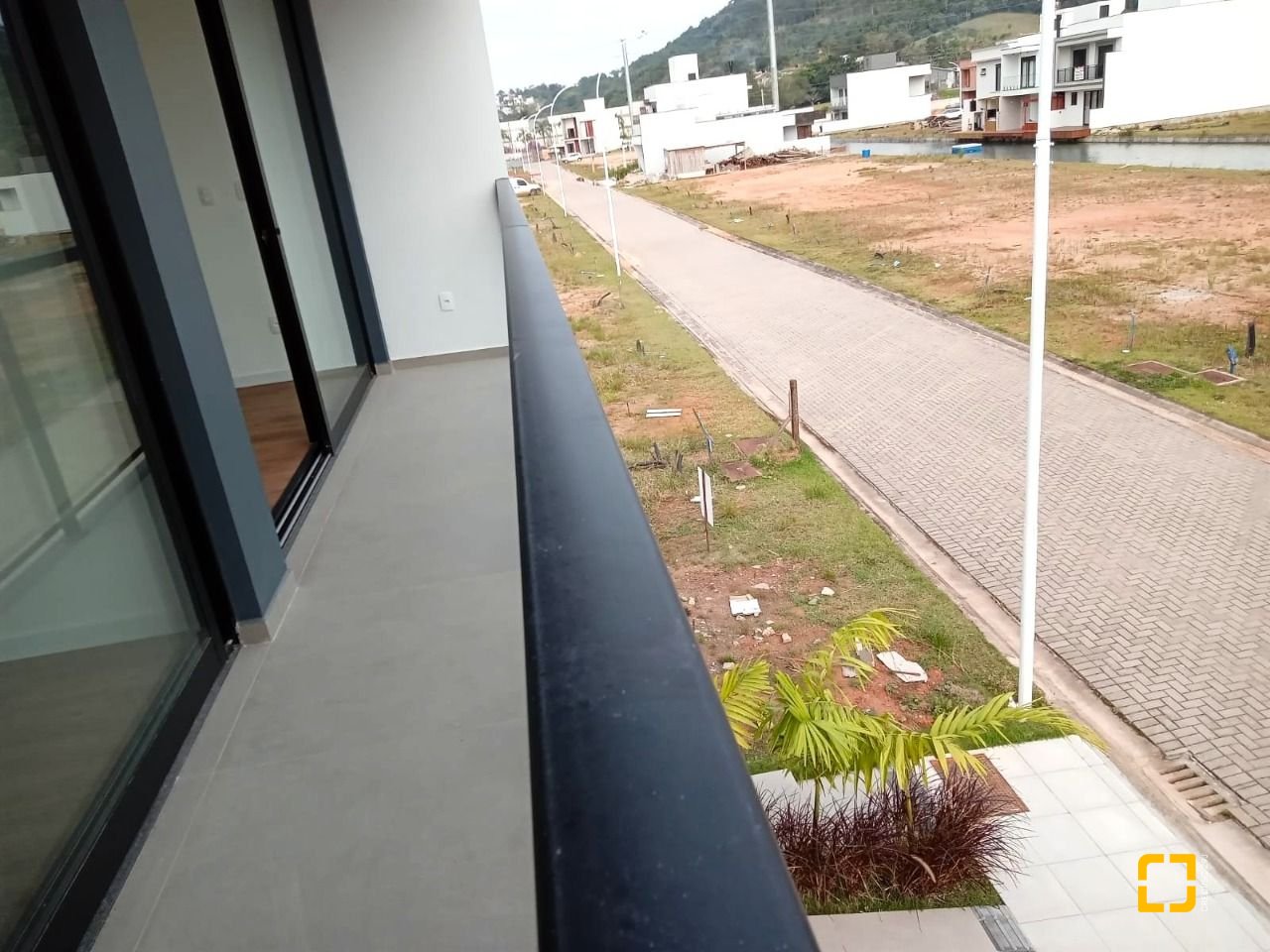 Casa de Condomínio com 216m², 3 quartos (sendo 1 suíte), 2 garagens, no bairro Beira Rio em Biguaçu