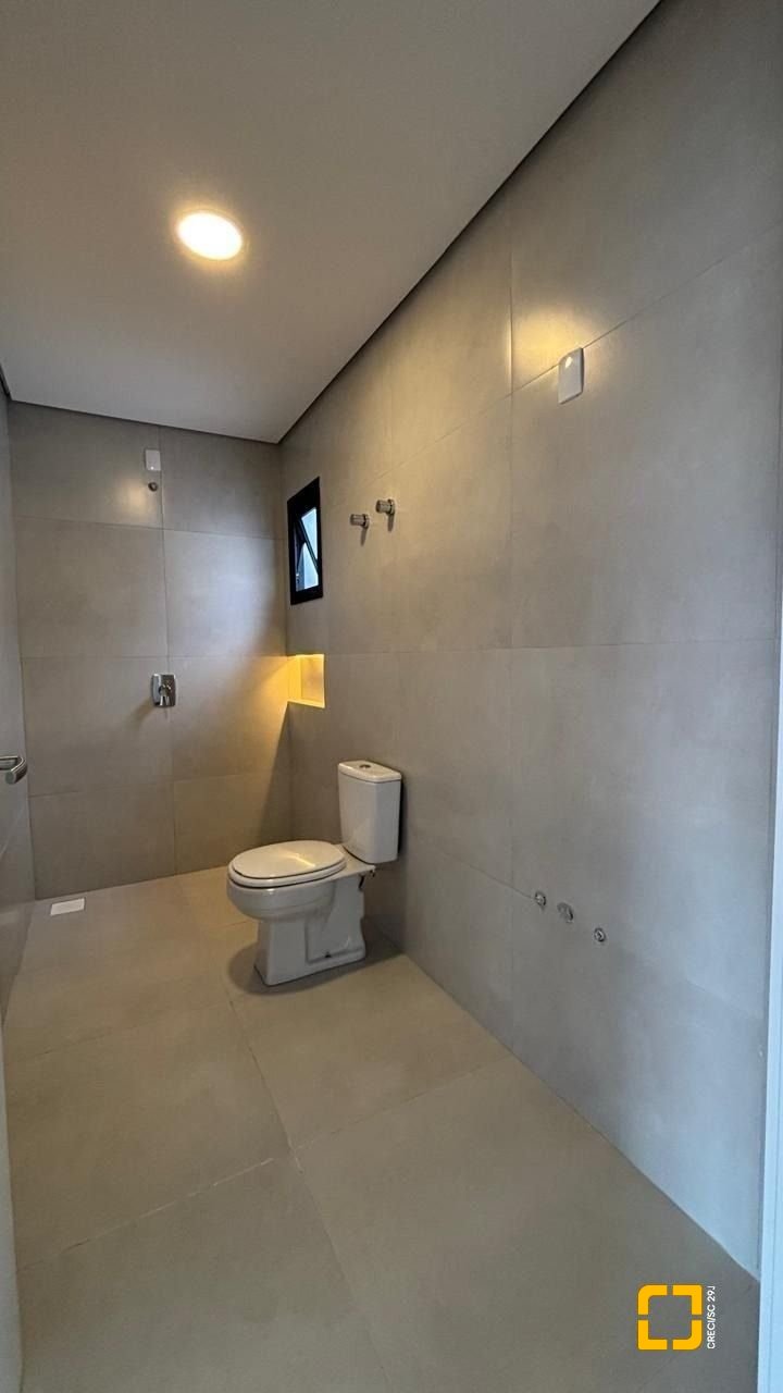 Casa de Condomínio com 216m², 3 quartos (sendo 1 suíte), 2 garagens, no bairro Beira Rio em Biguaçu