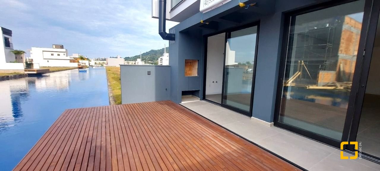 Casa de Condomínio com 216m², 3 quartos (sendo 1 suíte), 2 garagens, no bairro Beira Rio em Biguaçu