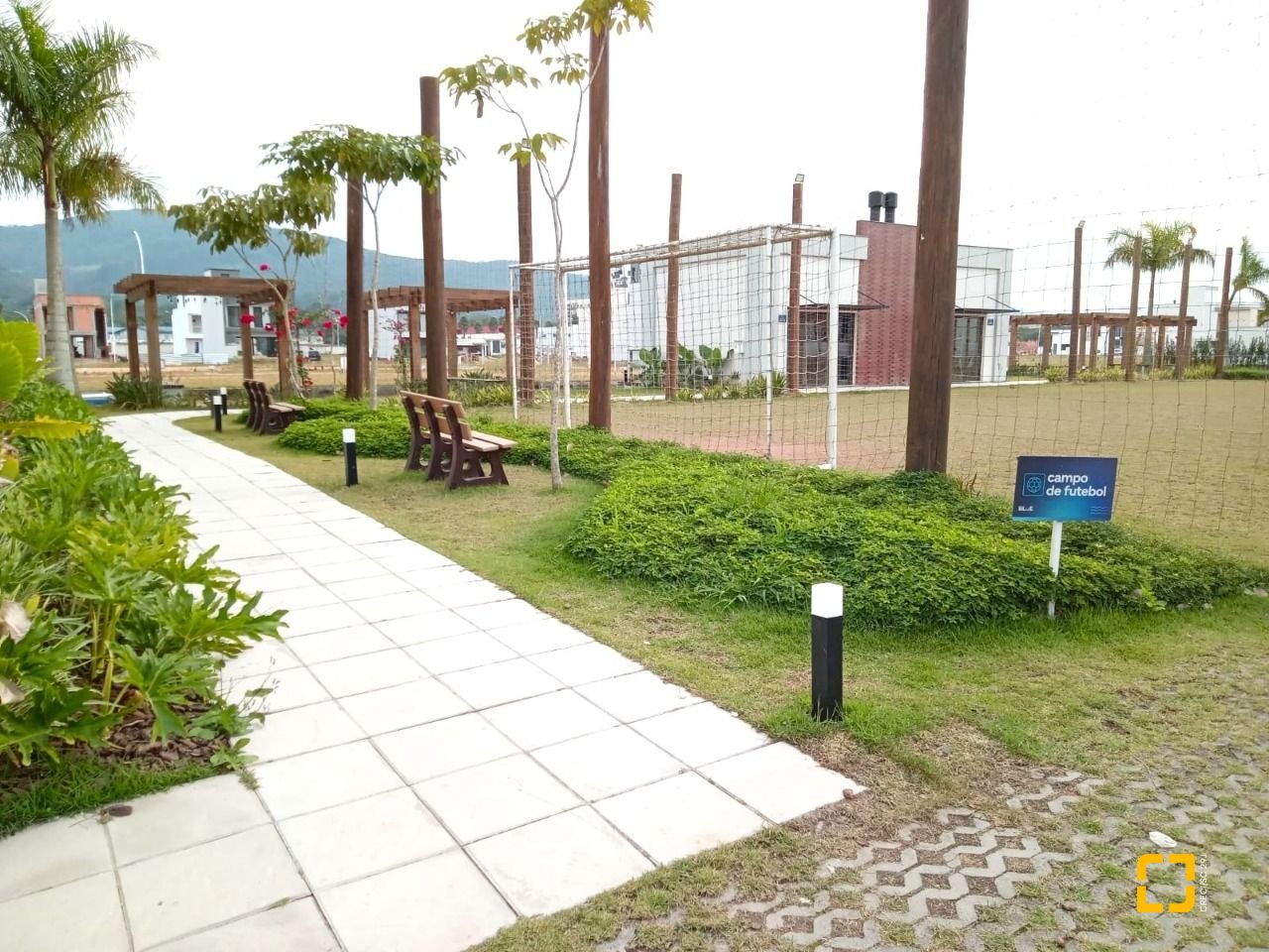 Casa de Condomínio com 216m², 3 quartos (sendo 1 suíte), 2 garagens, no bairro Beira Rio em Biguaçu