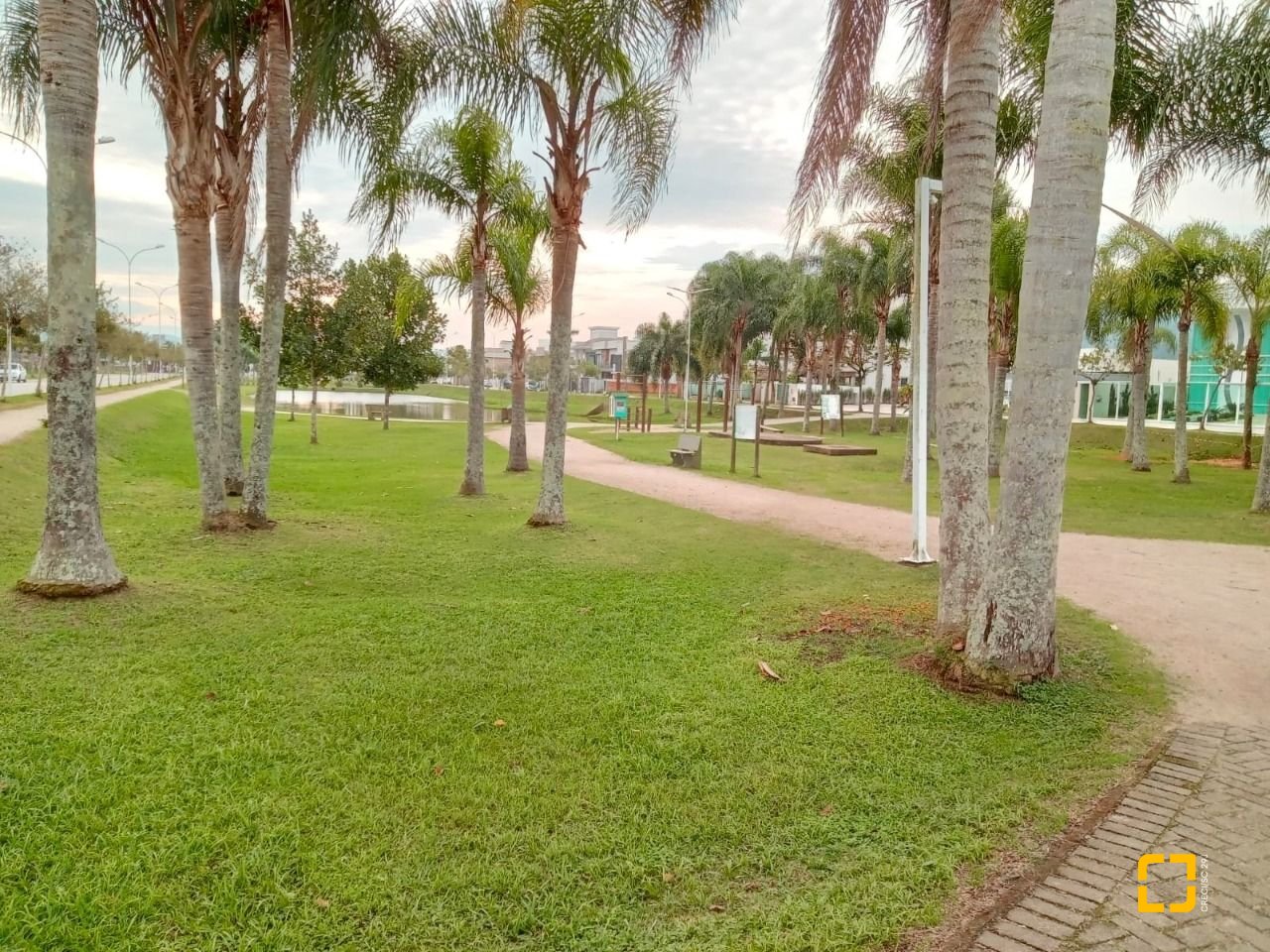 Casa de Condomínio com 216m², 3 quartos (sendo 1 suíte), 2 garagens, no bairro Beira Rio em Biguaçu