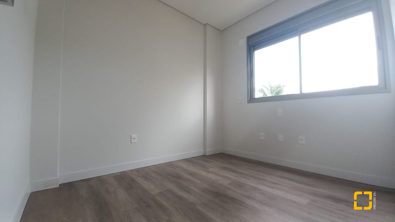 Apartamento com 72m², 4 quartos (sendo 1 suíte), 1 garagem, no bairro Carvoeira em Florianópolis