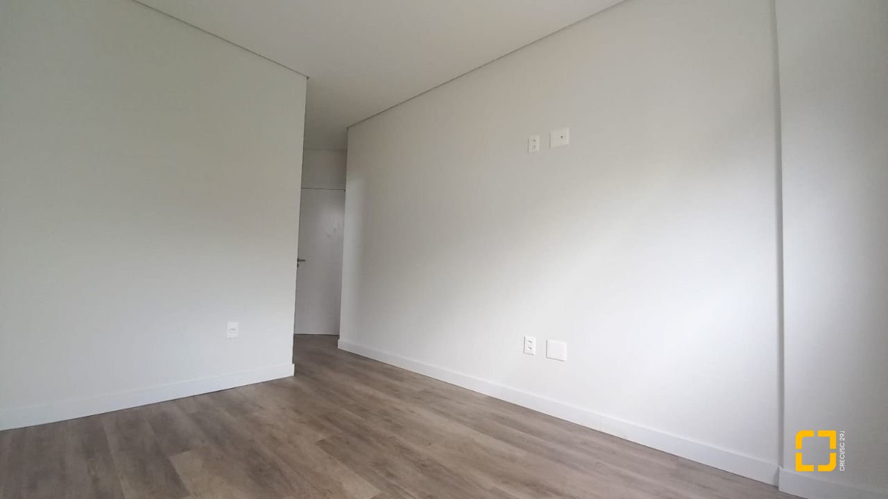 Apartamento com 72m², 4 quartos (sendo 1 suíte), 1 garagem, no bairro Carvoeira em Florianópolis