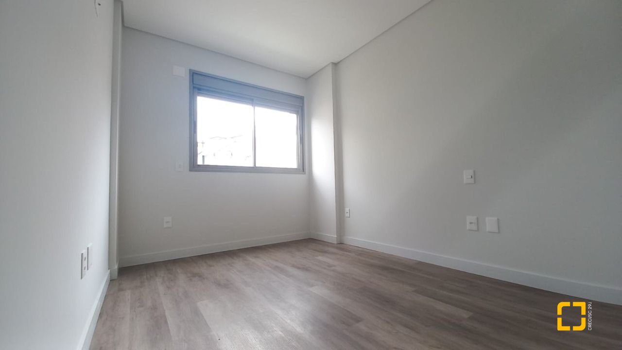 Apartamento com 72m², 4 quartos (sendo 1 suíte), 1 garagem, no bairro Carvoeira em Florianópolis