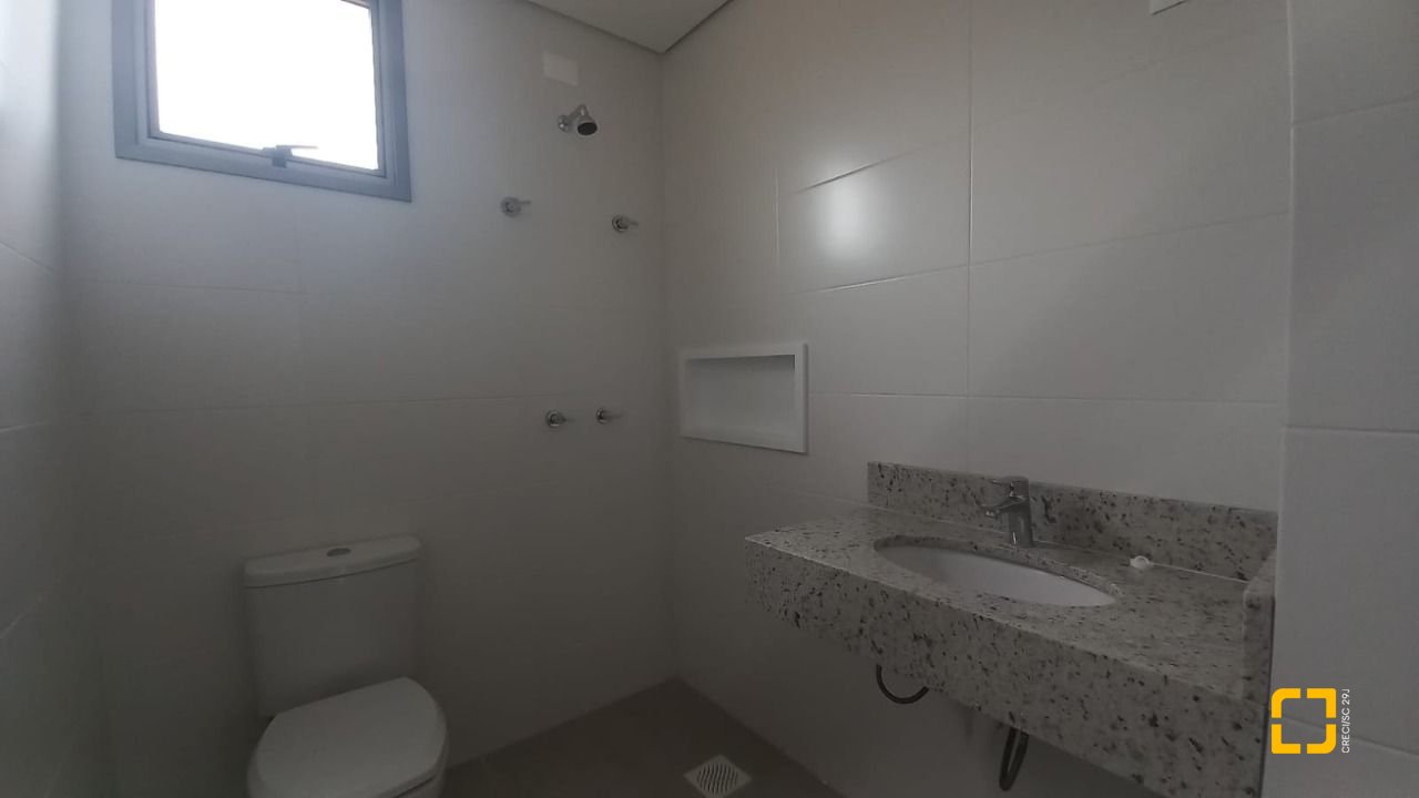 Apartamento com 72m², 4 quartos (sendo 1 suíte), 1 garagem, no bairro Carvoeira em Florianópolis