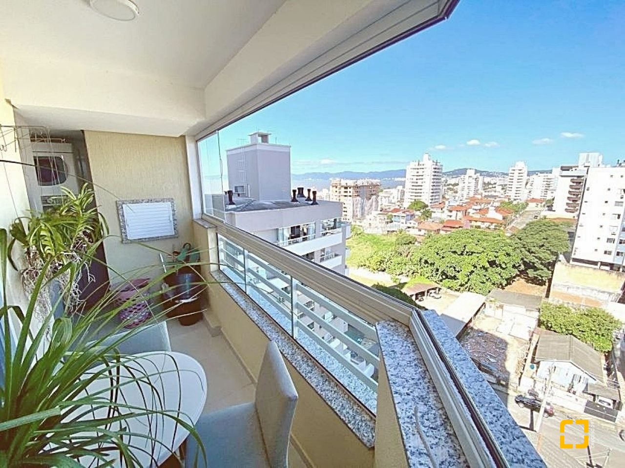 Apartamento com 92m², 3 quartos (sendo 1 suíte), 1 garagem, no bairro Barreiros em São José