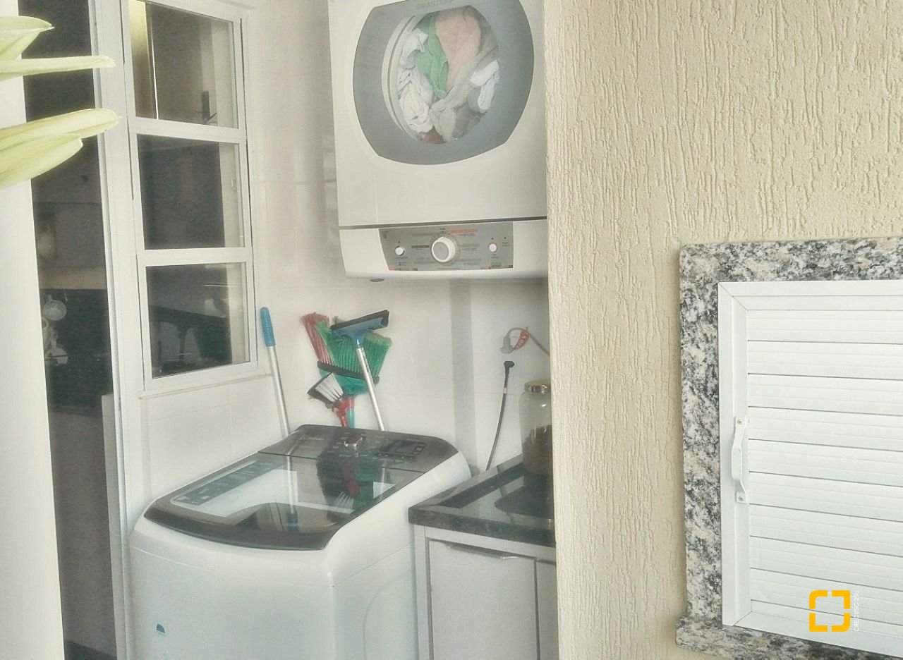 Apartamento com 92m², 3 quartos (sendo 1 suíte), 1 garagem, no bairro Barreiros em São José