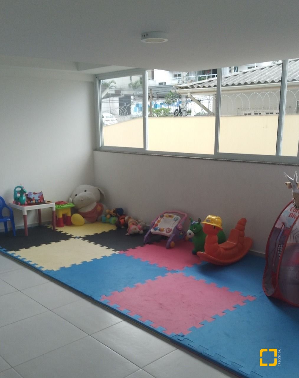 Apartamento com 92m², 3 quartos (sendo 1 suíte), 1 garagem, no bairro Barreiros em São José