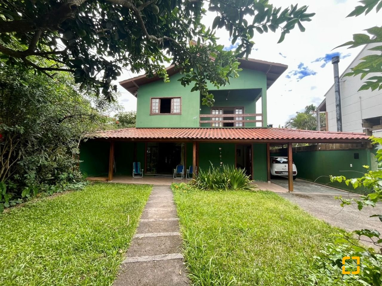 Casa com 220m², 7 quartos (sendo 1 suíte), 3 garagens, no bairro Rio Tavares em Florianópolis