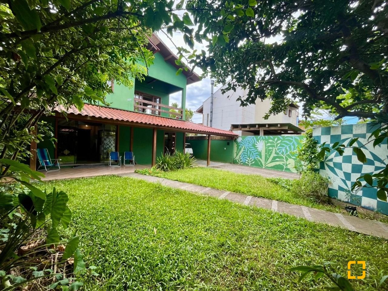 Casa com 220m², 7 quartos (sendo 1 suíte), 3 garagens, no bairro Rio Tavares em Florianópolis