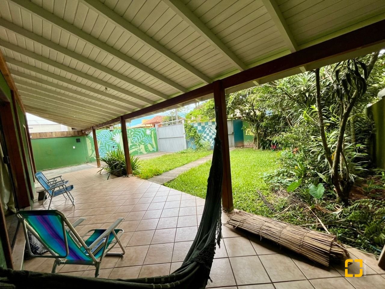 Casa com 220m², 7 quartos (sendo 1 suíte), 3 garagens, no bairro Rio Tavares em Florianópolis