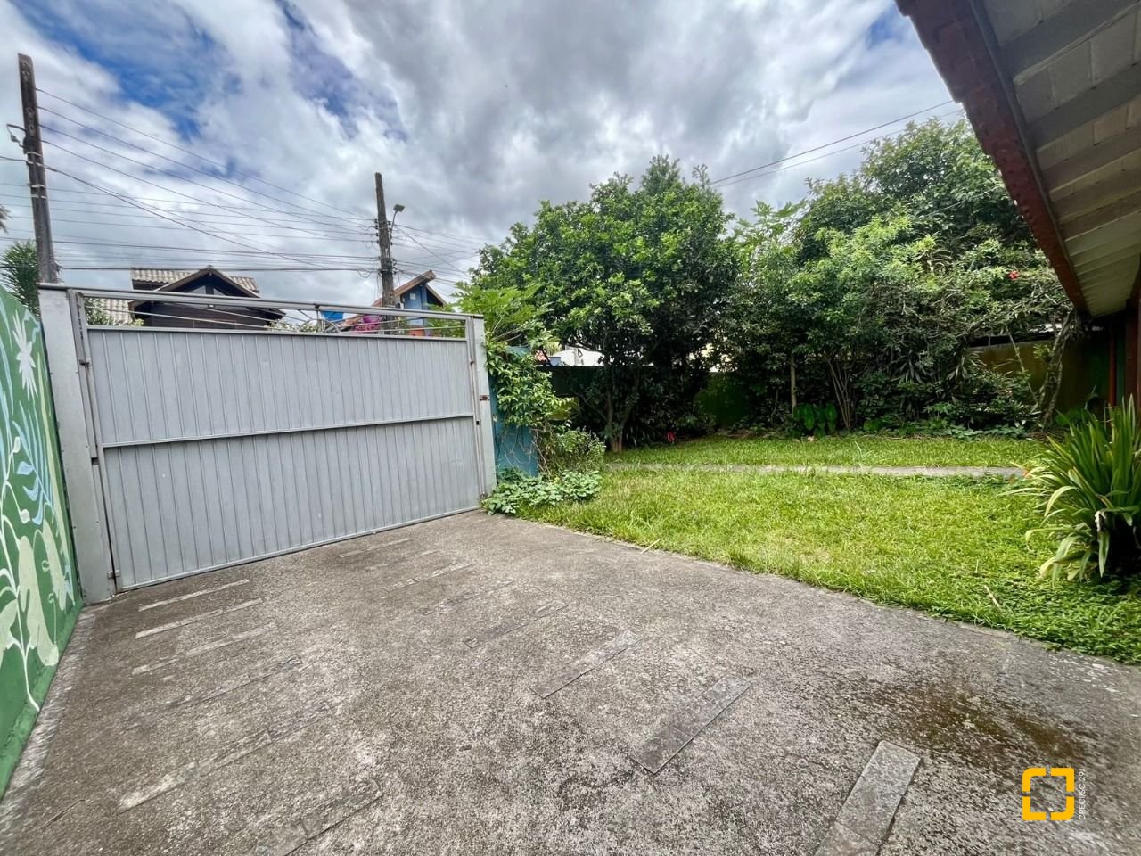 Casa com 220m², 7 quartos (sendo 1 suíte), 3 garagens, no bairro Rio Tavares em Florianópolis