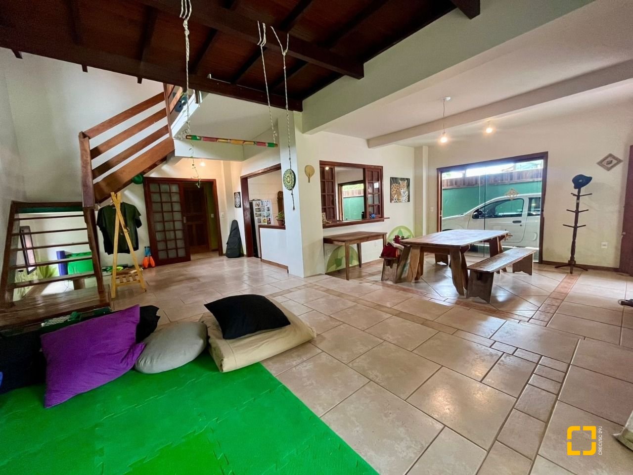 Casa com 220m², 7 quartos (sendo 1 suíte), 3 garagens, no bairro Rio Tavares em Florianópolis