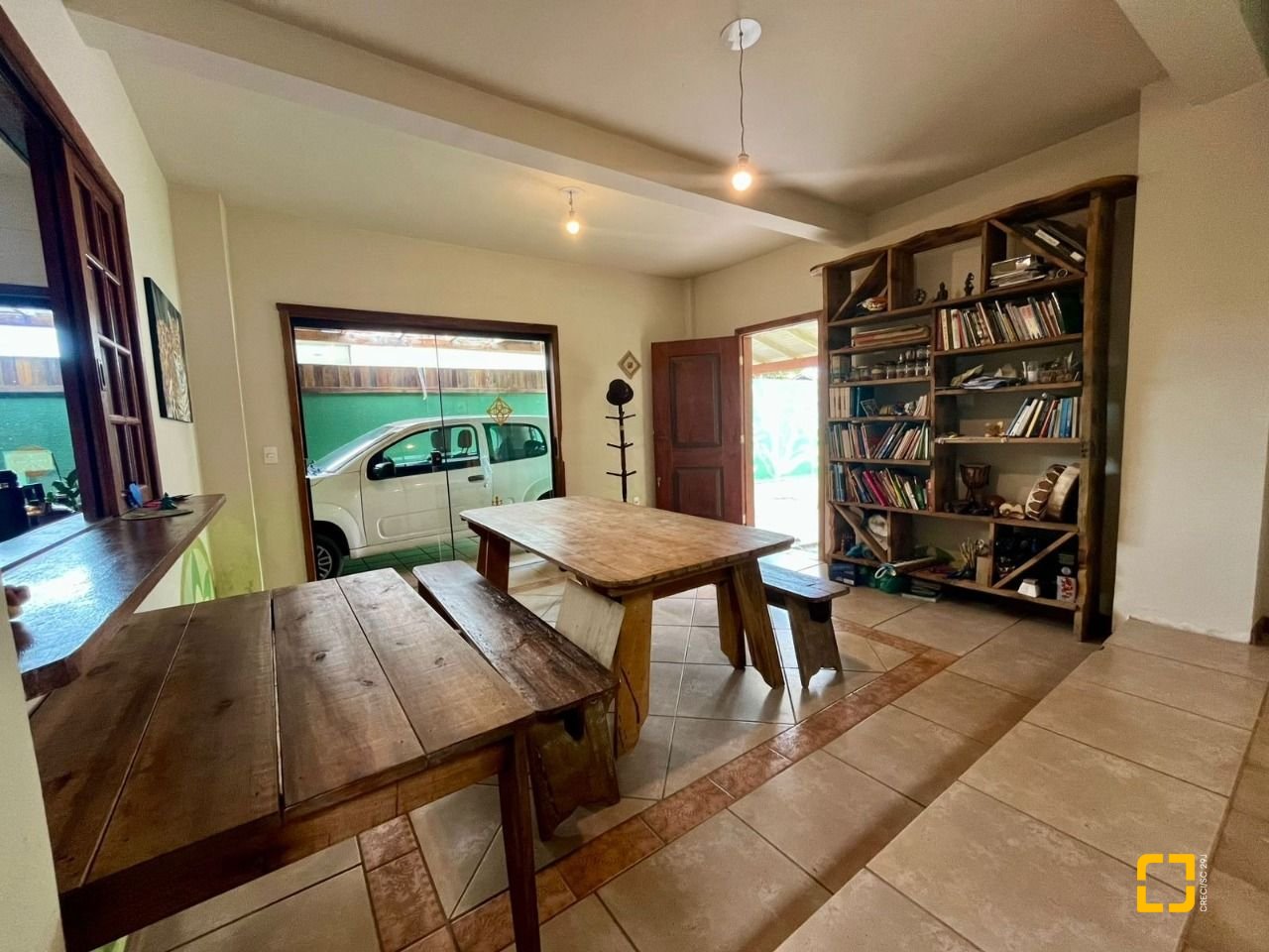 Casa com 220m², 7 quartos (sendo 1 suíte), 3 garagens, no bairro Rio Tavares em Florianópolis