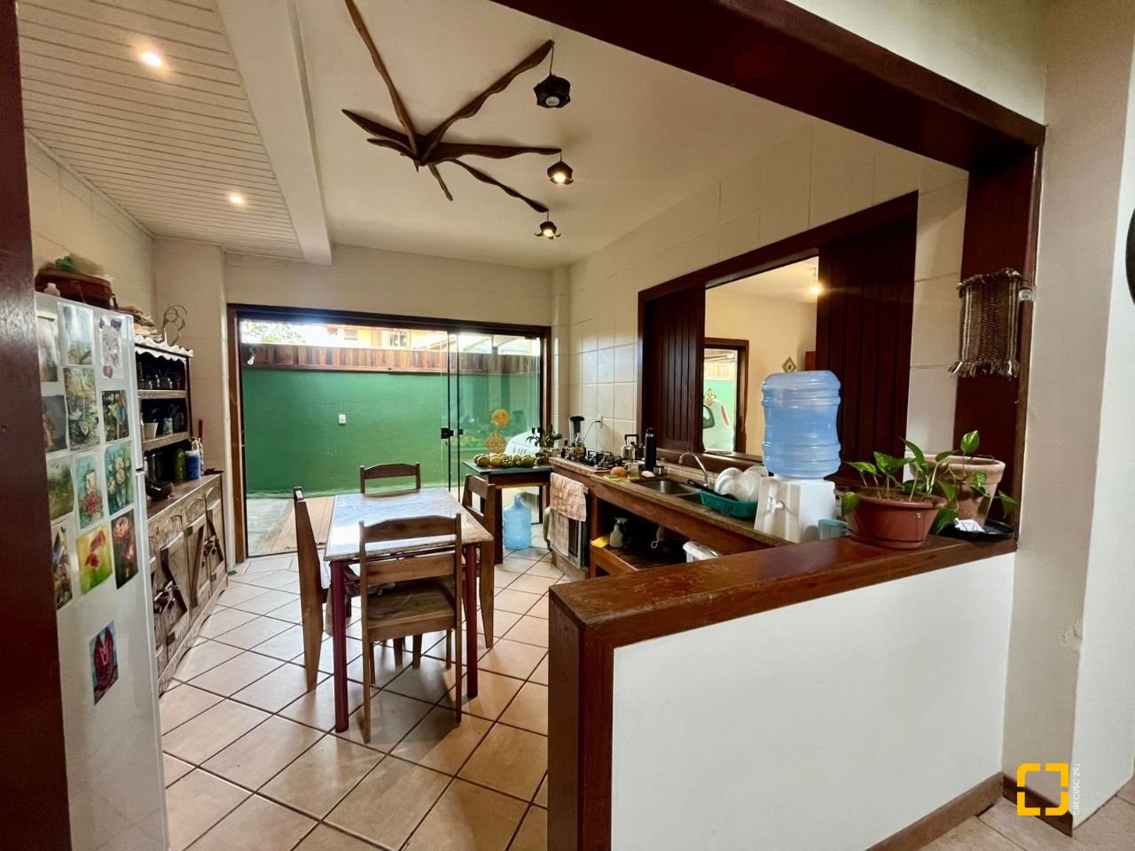Casa com 220m², 7 quartos (sendo 1 suíte), 3 garagens, no bairro Rio Tavares em Florianópolis