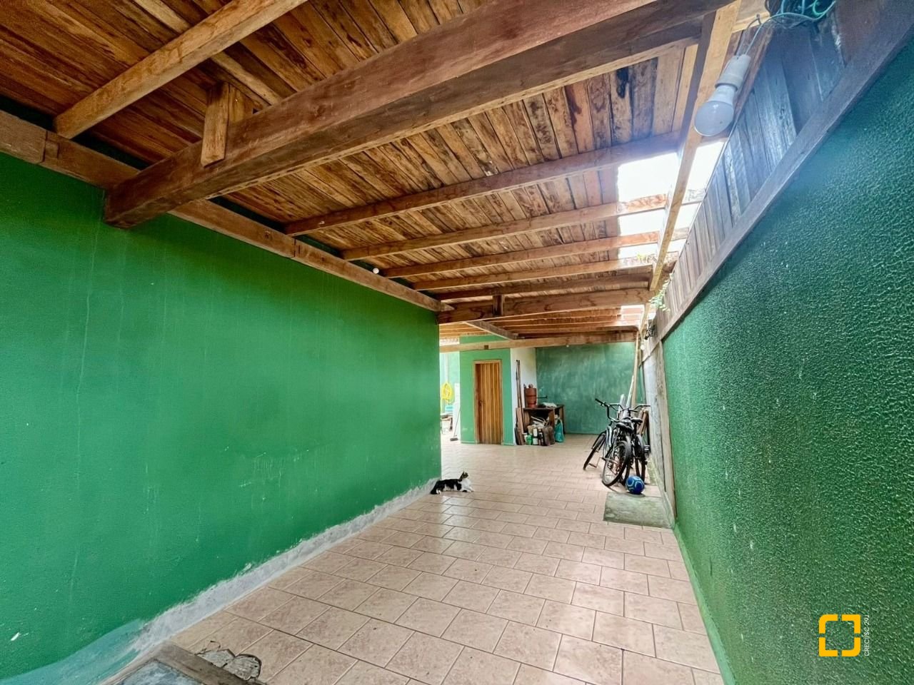 Casa com 220m², 7 quartos (sendo 1 suíte), 3 garagens, no bairro Rio Tavares em Florianópolis