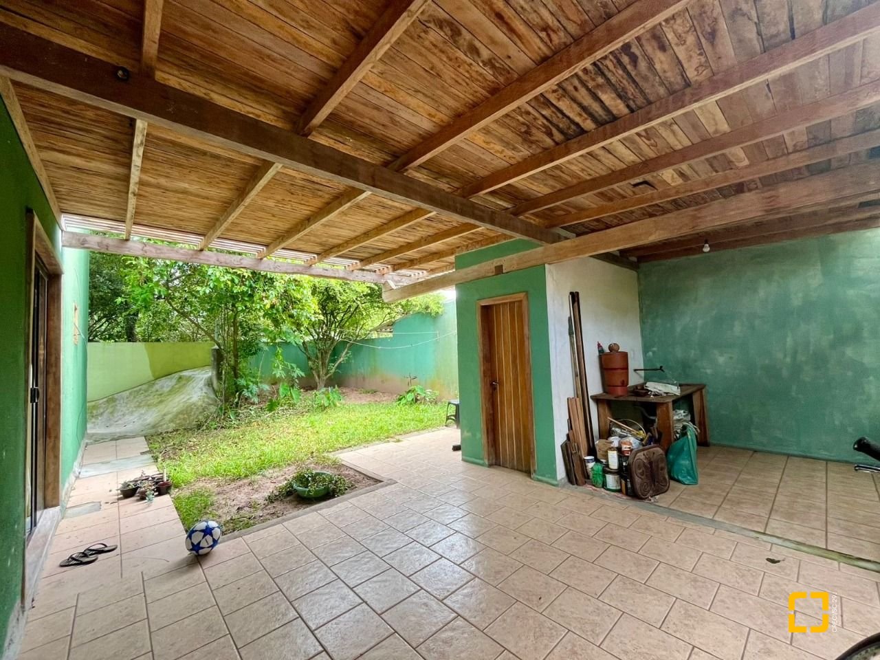 Casa com 220m², 7 quartos (sendo 1 suíte), 3 garagens, no bairro Rio Tavares em Florianópolis