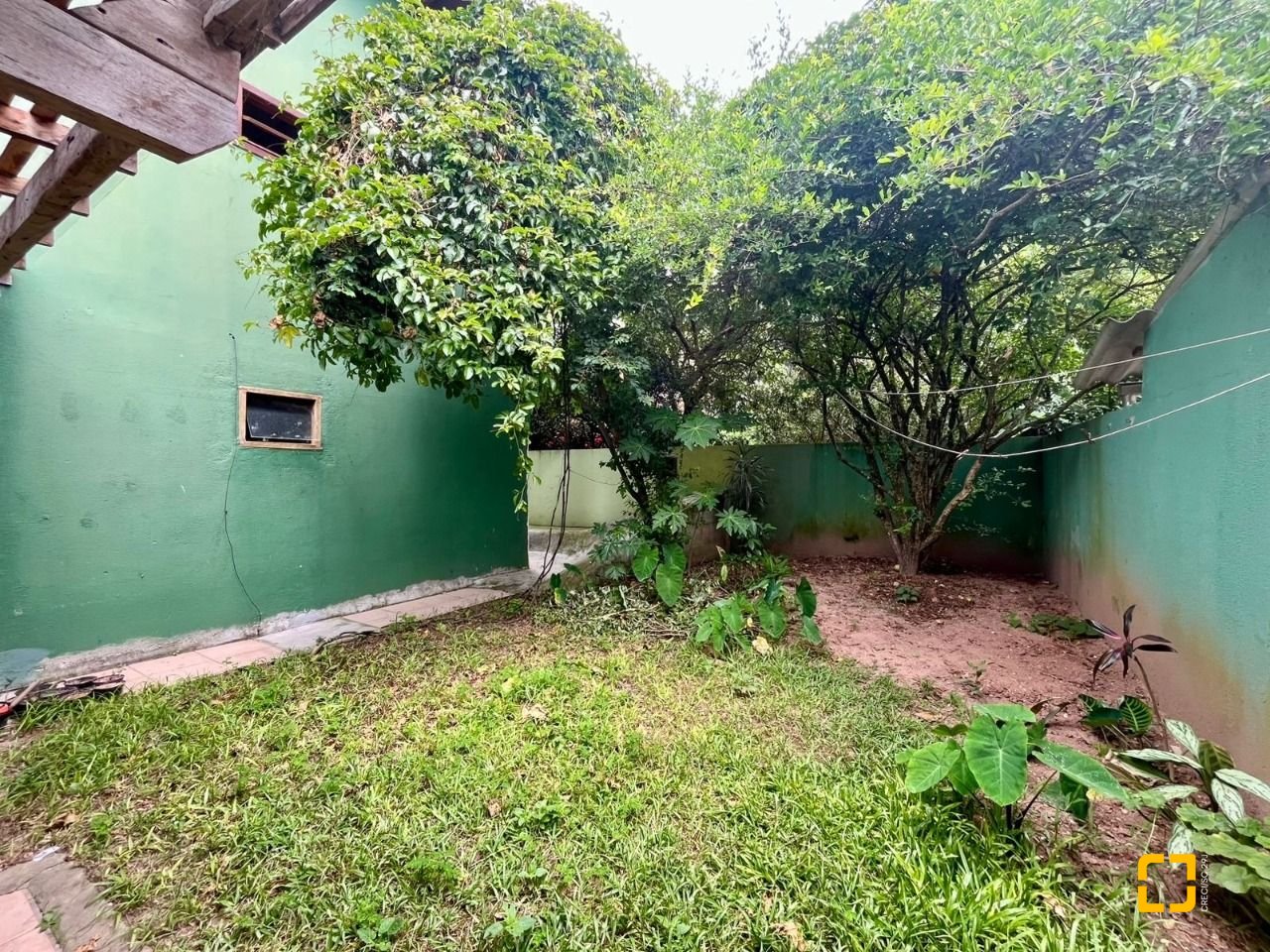 Casa com 220m², 7 quartos (sendo 1 suíte), 3 garagens, no bairro Rio Tavares em Florianópolis