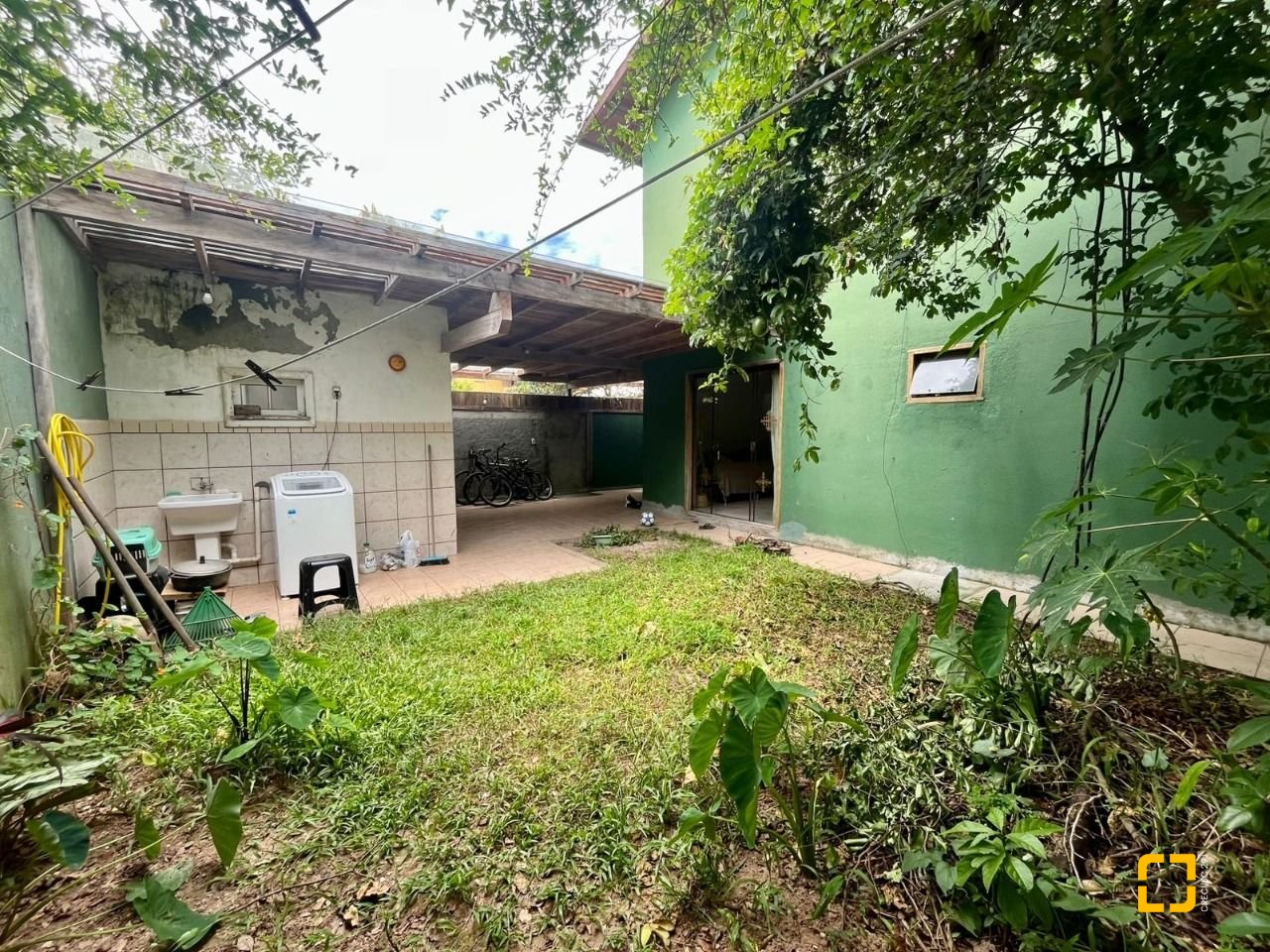 Casa com 220m², 7 quartos (sendo 1 suíte), 3 garagens, no bairro Rio Tavares em Florianópolis