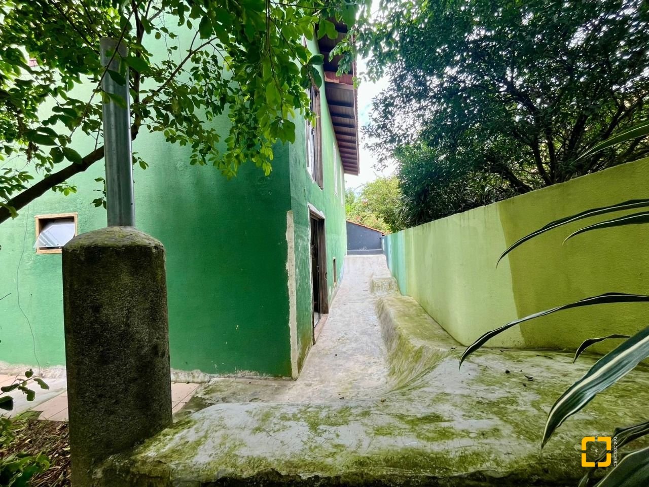 Casa com 220m², 7 quartos (sendo 1 suíte), 3 garagens, no bairro Rio Tavares em Florianópolis