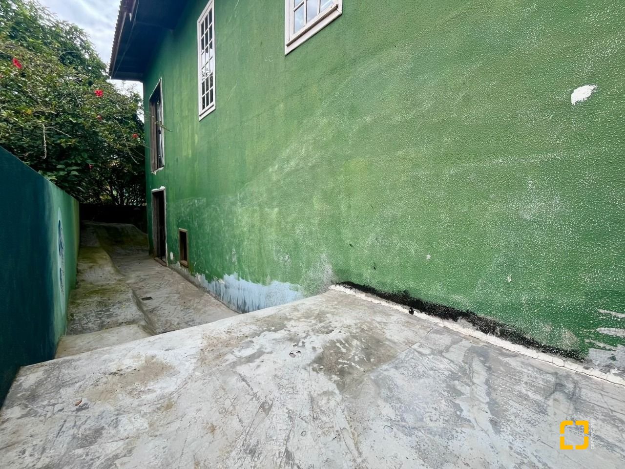 Casa com 220m², 7 quartos (sendo 1 suíte), 3 garagens, no bairro Rio Tavares em Florianópolis