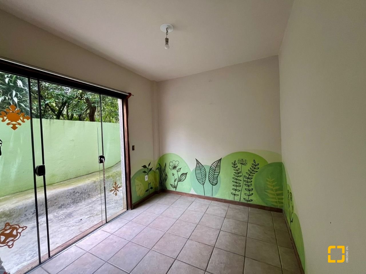 Casa com 220m², 7 quartos (sendo 1 suíte), 3 garagens, no bairro Rio Tavares em Florianópolis