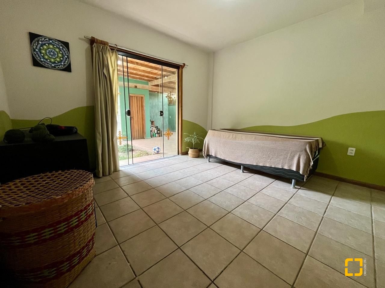 Casa com 220m², 7 quartos (sendo 1 suíte), 3 garagens, no bairro Rio Tavares em Florianópolis