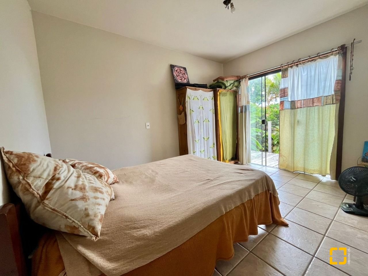 Casa com 220m², 7 quartos (sendo 1 suíte), 3 garagens, no bairro Rio Tavares em Florianópolis