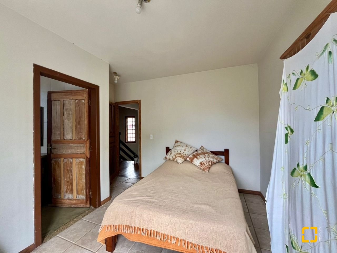 Casa com 220m², 7 quartos (sendo 1 suíte), 3 garagens, no bairro Rio Tavares em Florianópolis