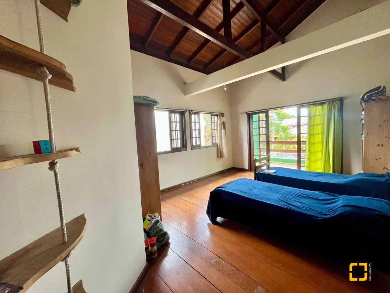 Casa com 220m², 7 quartos (sendo 1 suíte), 3 garagens, no bairro Rio Tavares em Florianópolis