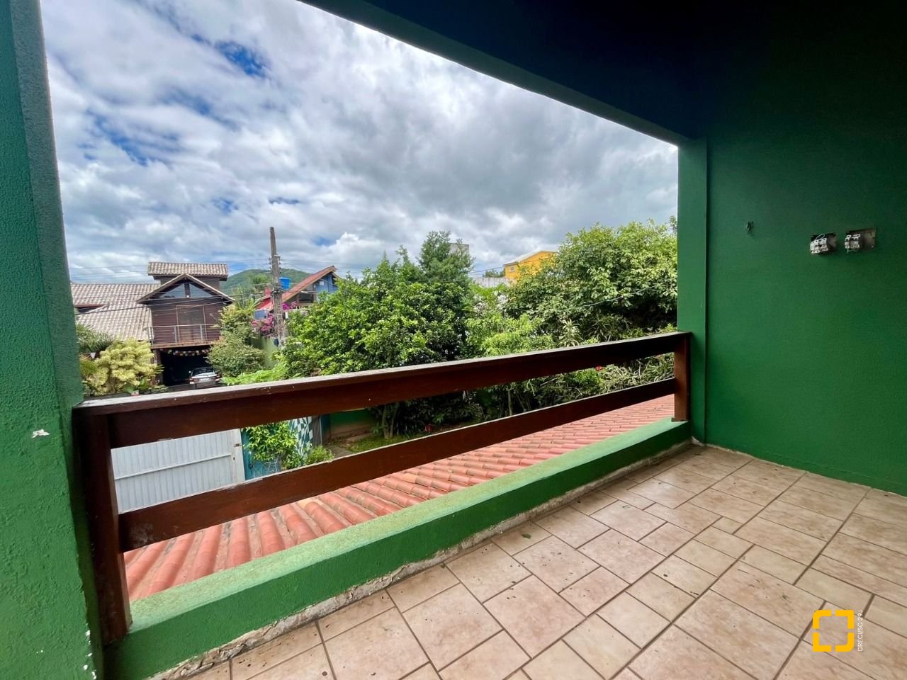 Casa com 220m², 7 quartos (sendo 1 suíte), 3 garagens, no bairro Rio Tavares em Florianópolis