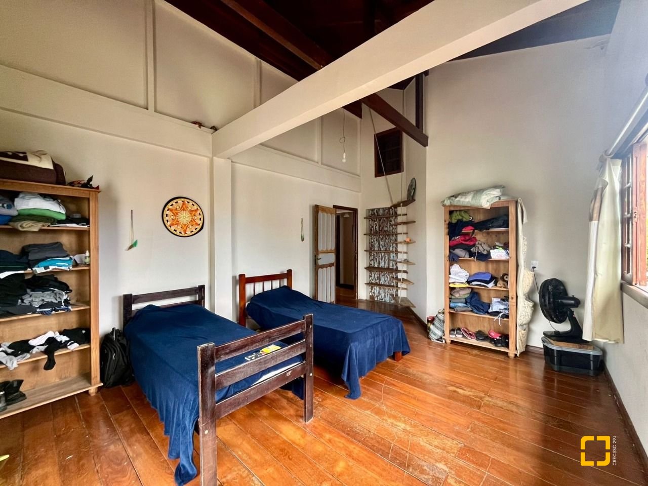 Casa com 220m², 7 quartos (sendo 1 suíte), 3 garagens, no bairro Rio Tavares em Florianópolis