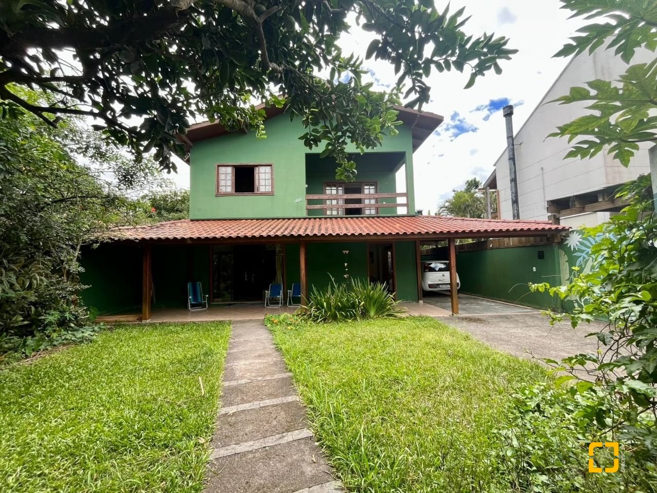 Casa com 220m², 7 quartos (sendo 1 suíte), 3 garagens, no bairro Rio Tavares em Florianópolis